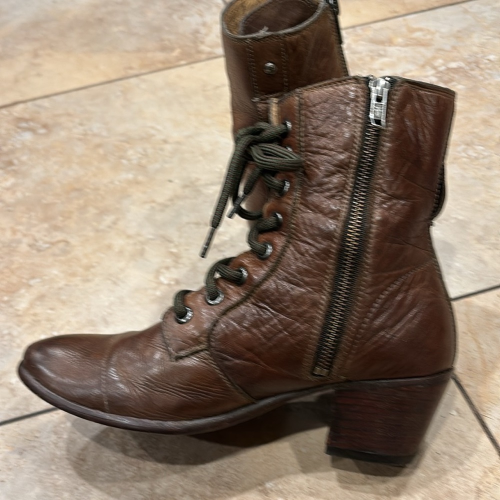 FRYE Zipper Up Soft Leather Bootie 2 inches Heels size 9 - Picture 6 of 14
